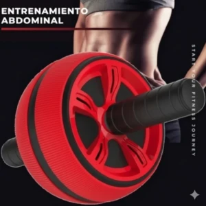 Rueda abdominal roja con mangos negros antideslizantes, vista frontal en uso por persona con ropa deportiva, sobre fondo oscuro.