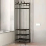 Perchero metálico negro con tres estantes y ganchos superiores, ideal para organizar abrigos y calzado en rincones.