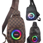 Mochila tipo fanny pack con patrón a cuadros marrón y negro, y dos variantes en color negro sólido y camuflaje. Todas incluyen un parlante circular con luces RGB multicolor en el frente.
