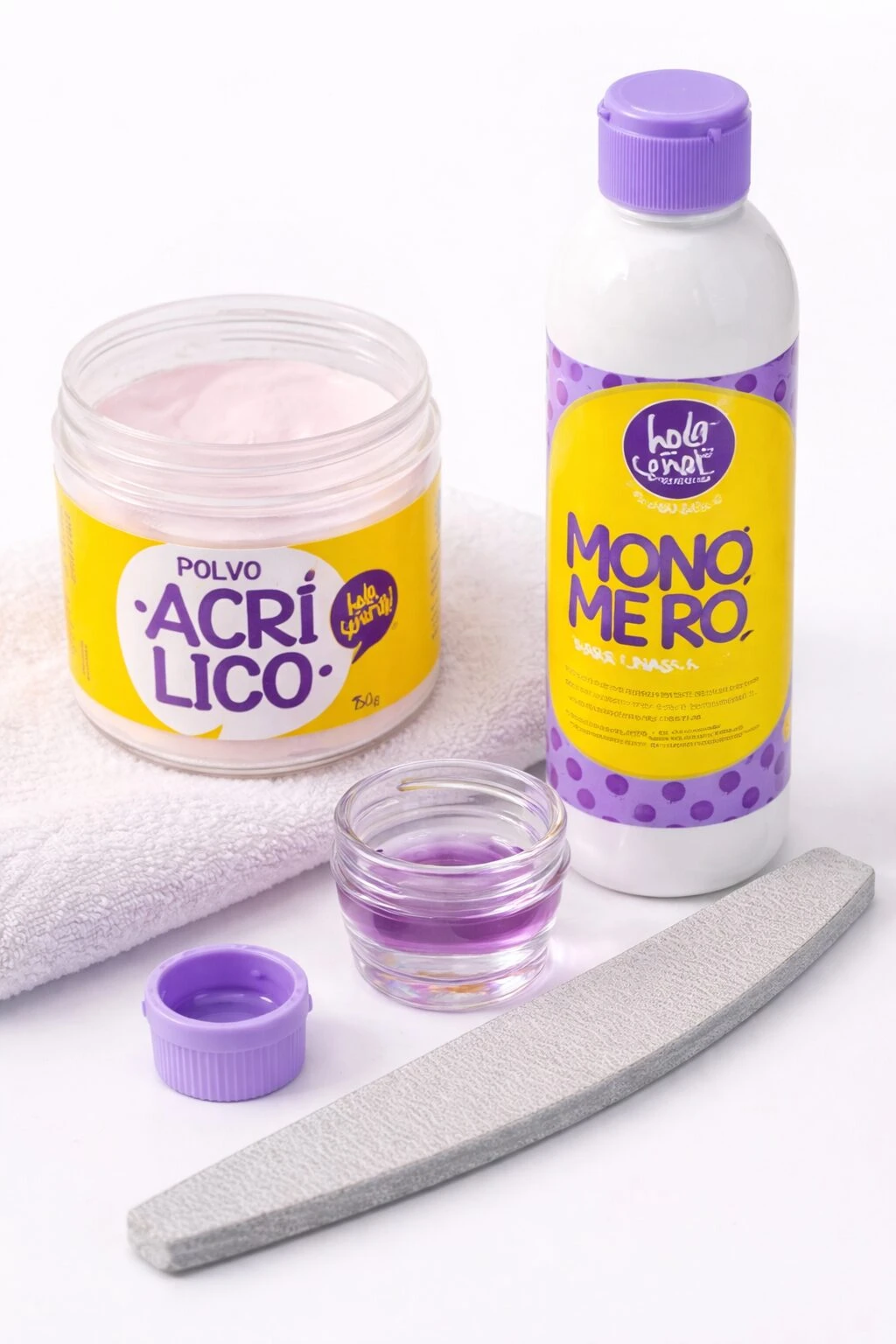 Kit de uñas en acrílico con polvo rosa y monómero en botella blanca con tapa morada, junto a esmerilador, tapa y recipiente pequeño con líquido púrpura.