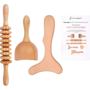 Kit de tres herramientas de madera para masaje corporal, incluye rodillo con esferas, espátula ergonómica y mango con nodos, sobre fondo blanco con tarjeta de marca Komagir.