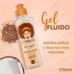 Botella transparente de 300g de gel fluido Etniker para rizos, con etiqueta ilustrada y pump naranja, sobre fondo rosa pálido con semillas de lino y coco.