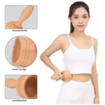 Copa sueca de maderoterapia ergonómica en madera clara, con mango curvado y borde redondeado, mostrada en uso por mujer con ropa blanca.