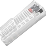 Organizador de pilas blanco con probador integrado, mostrando compartimentos para clasificación y verificación de baterías en ángulo superior.