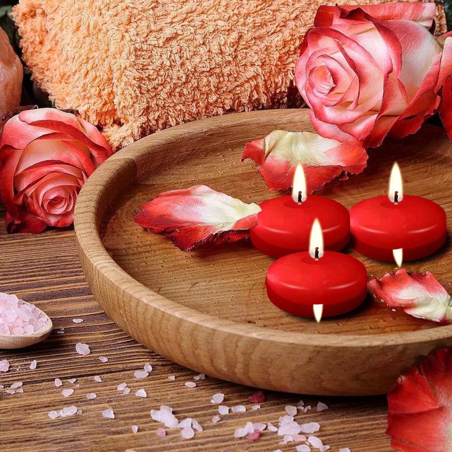 Vela flotante roja encendida en plato de madera con pétalos de rosa y sal rosa, ideal para ambiente romántico en baño.