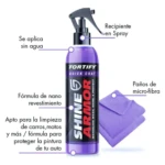 Botella de spray con líquido púrpura y etiquetas negras, junto a dos paños de microfibra del mismo tono. Producto para limpieza y protección de pintura automotriz sin agua.