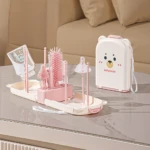 Kit de limpieza portátil para biberones en tonos rosa y blanco, con cepillos de silicona, chupete y estuche compacto con diseño de oso.