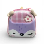 Mochila escolar infantil con diseño de zorro en relieve, colores rosa y lila, detalles en tela a cuadros y orejas de peluche.