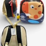 Mochila infantil rígida con diseño de jirafa en colores naranja, azul y negro, mostrando vista frontal, lateral y espalda con correas ajustables.