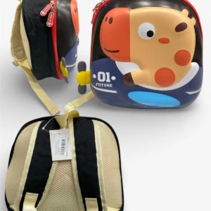 Mochila infantil rígida con diseño de jirafa en colores naranja, azul y negro, mostrando vista frontal, lateral y espalda con correas ajustables.