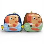 Mochila infantil rígida con diseño de jirafa, disponible en azul y verde. Ideal para proteger útiles escolares y facilitar el transporte.