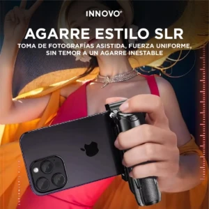 Selfie stick negro con agarre estilo SLR, montado en un iPhone 13 Pro. Incluye control remoto Bluetooth para fotos y videos estables.