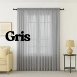 Cortina de velo gris claro en sala, con barra oscura y cenefa superior; permite paso de luz y privacidad.