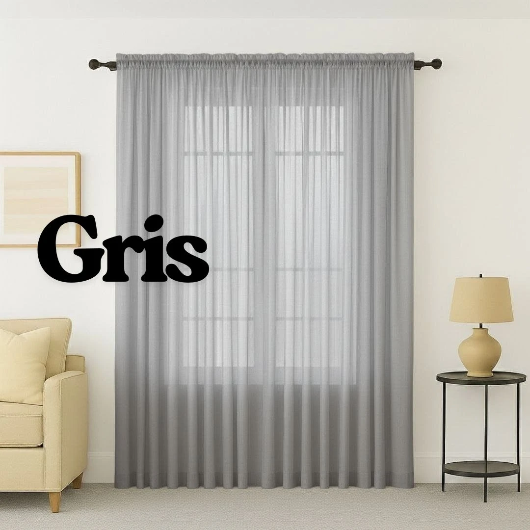 Cortina de velo gris claro en sala, con barra oscura y cenefa superior; permite paso de luz y privacidad.