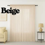 Cortina de velo muselina beige, 2.8x2.1m, filtradora de luz, con varilla negra y cenefa superior, en ambiente interior con sofá y lámpara.