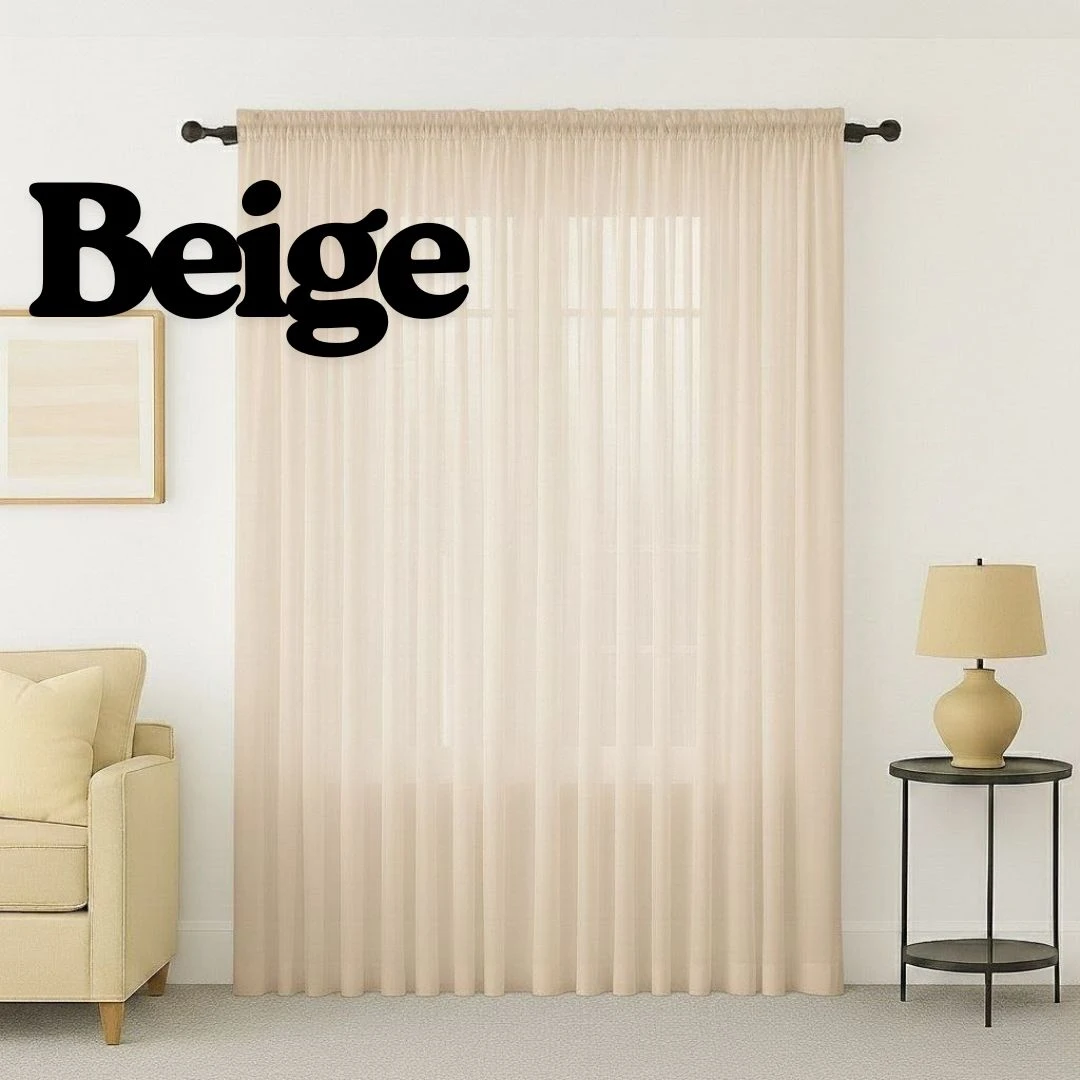 Cortina de velo muselina beige, 2.8x2.1m, filtradora de luz, con varilla negra y cenefa superior, en ambiente interior con sofá y lámpara.