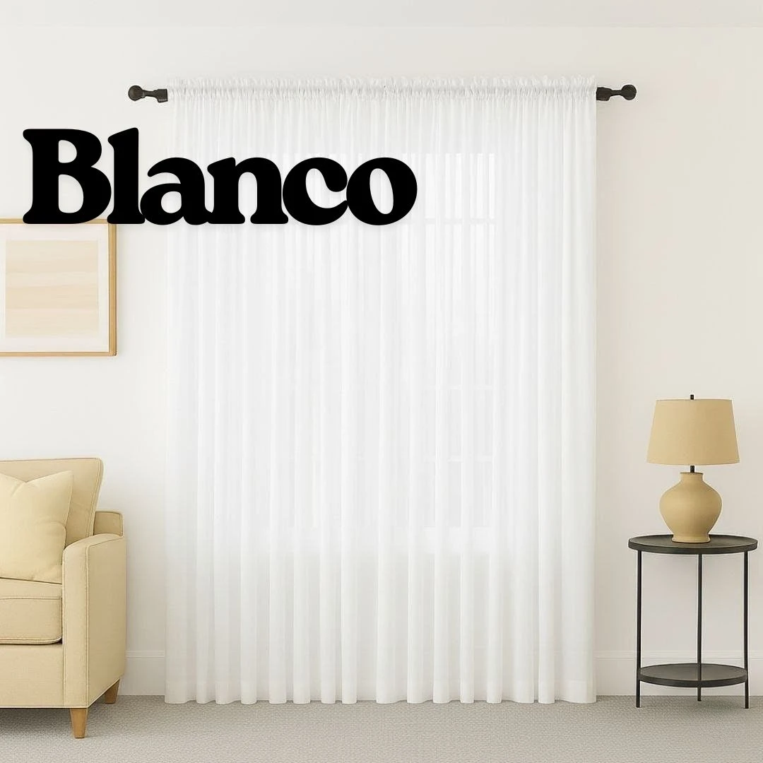 Cortina de velo muselina blanca, filtradora de luz, colgada en ventana con varilla oscura, en sala con sillón y lámpara.
