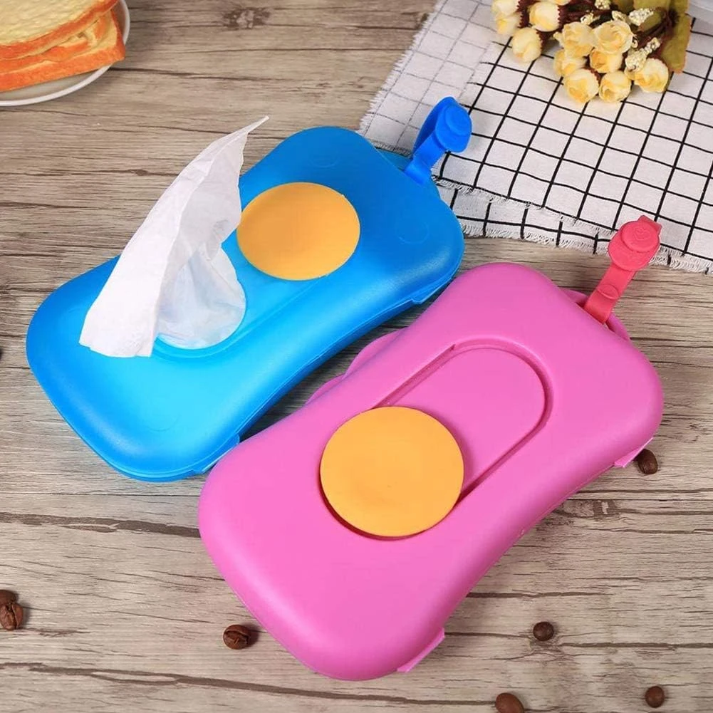 Dispensador de pañitos portátil en azul y rosa, con tapa abatible y botón central amarillo. Incluye dispensador de papel higiénico integrado.