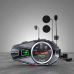 Intercomunicador Q68 Max DT en color negro con pantalla circular iluminada, micrófonos y antenas visibles, diseñado para comunicación entre pilotos en condiciones de lluvia.