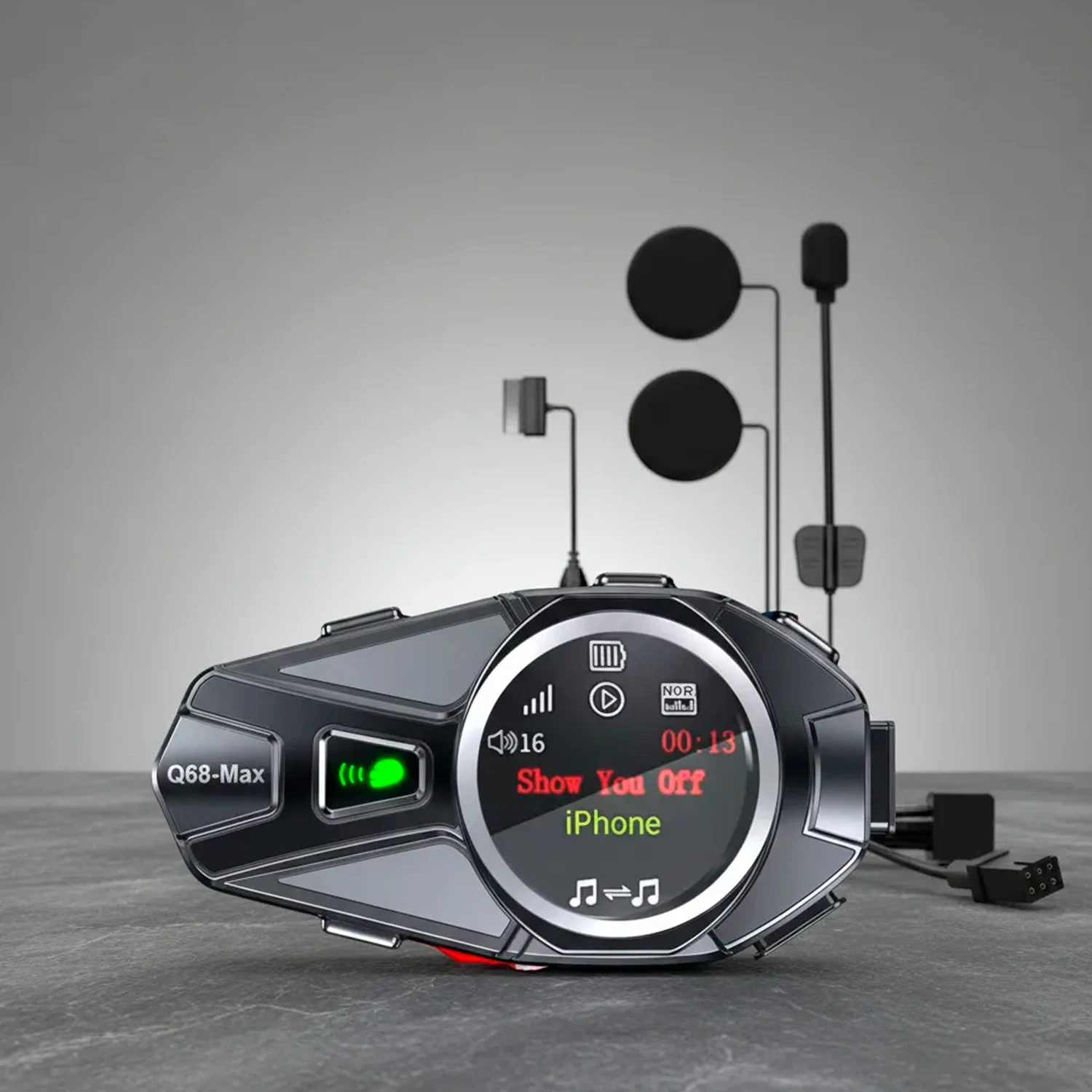 Intercomunicador Q68 Max DT en color negro con pantalla circular iluminada, micrófonos y antenas visibles, diseñado para comunicación entre pilotos en condiciones de lluvia.