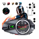 Intercomunicador Q68 Max DT en color negro con pantalla digital, auriculares y accesorios incluidos. Ideal para comunicación entre pilotos en lluvia.