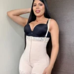 Faja Strapple cremallera frontal en color beige con detalles en negro y encaje, vista frontal de modelo usando el producto para modelar cintura y silueta.