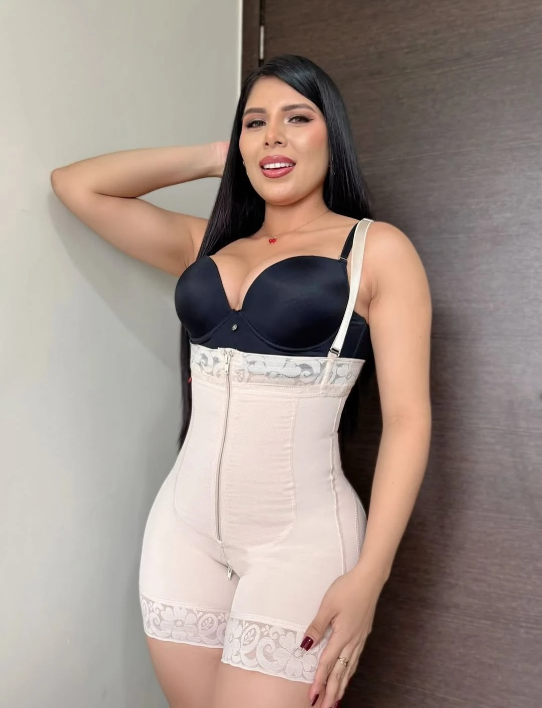 Faja Strapple cremallera frontal en color beige con detalles en negro y encaje, vista frontal de modelo usando el producto para modelar cintura y silueta.
