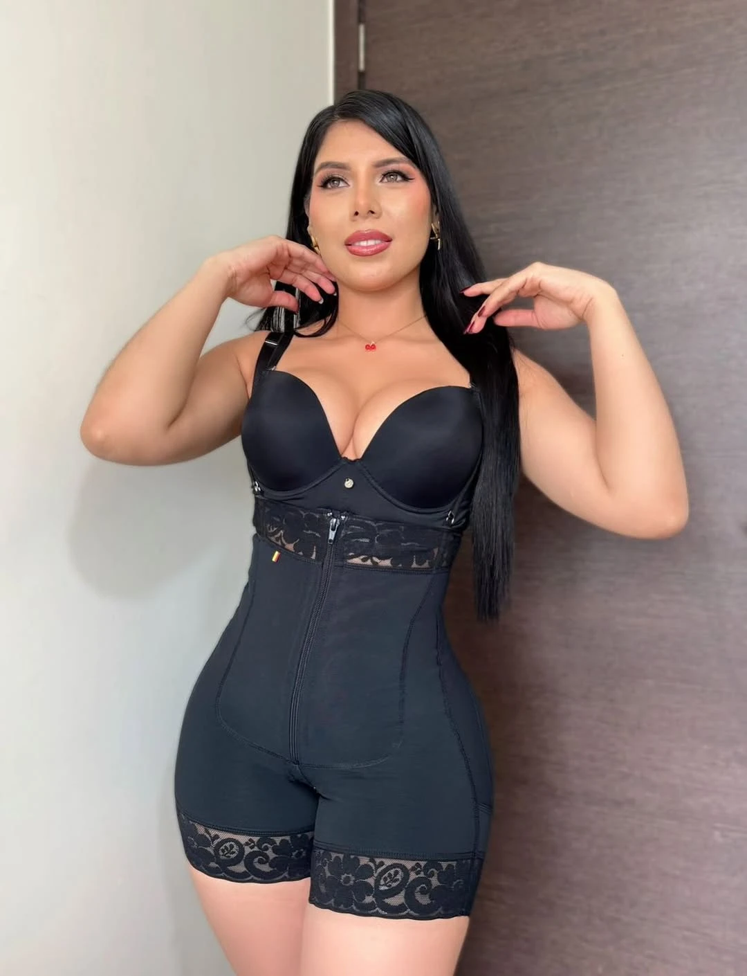 Faja Strapple cremallera frontal en color negro, con detalles de encaje y diseño ajustante para modelar cintura y silueta.