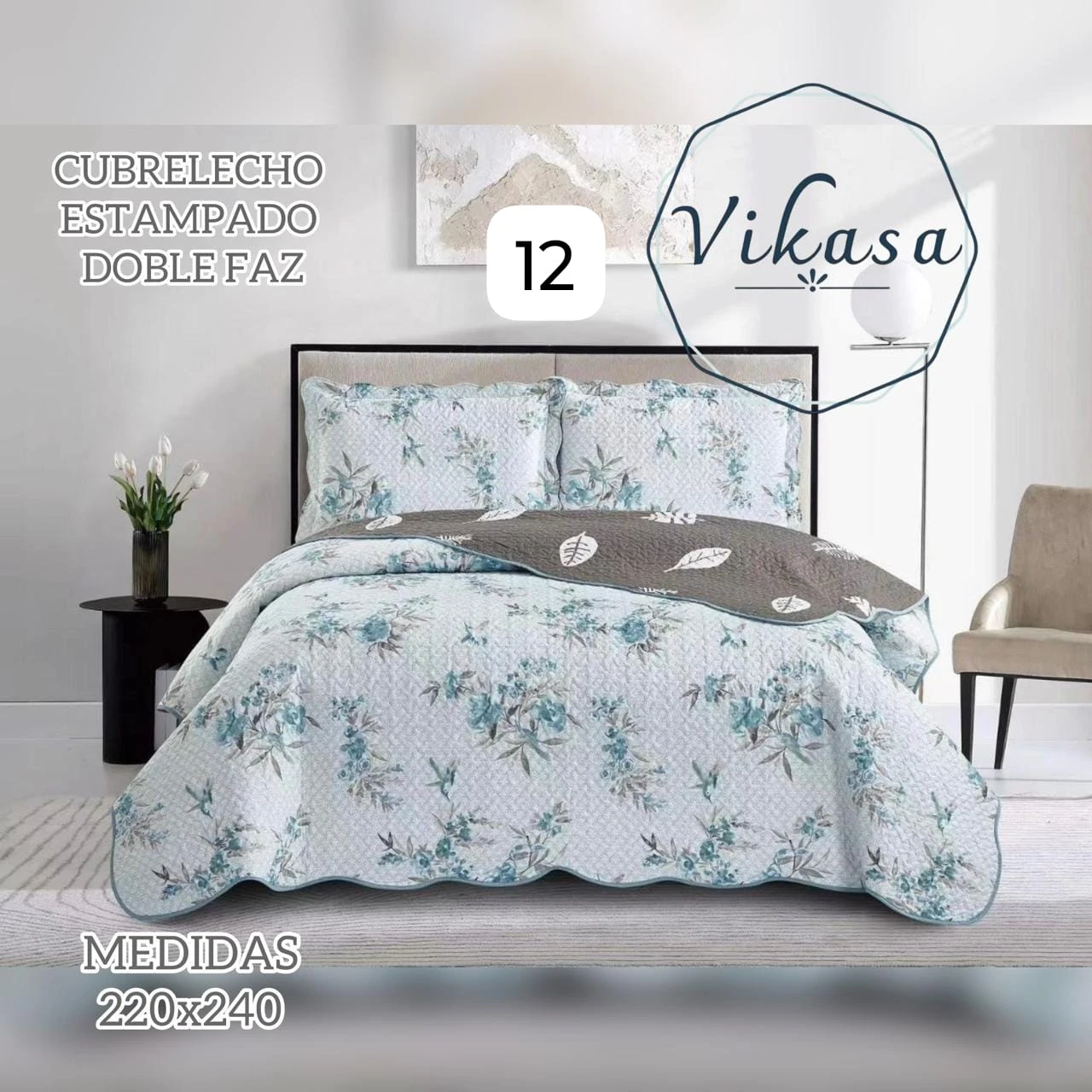 Colcha Vikasa cama doble, estampado floral azul sobre fondo claro, con reverso gris; incluye dos almohadas y funda de edredón. Medidas 220x240 cm.