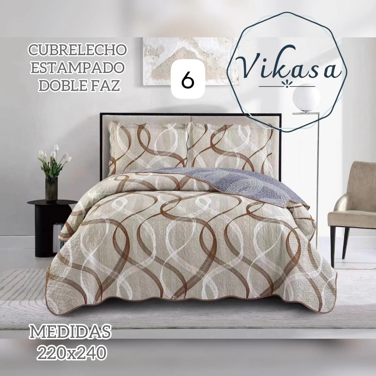 Colcha Vikasa cama doble, doble faz con estampado geométrico en tonos beige y marrón, vista frontal con cojines y sábanas a juego. Medidas 220x240 cm.