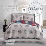Colcha Vikasa doble faz para cama doble, con estampado floral en tonos neutros y diseño geométrico en azul y rojo. Medidas 220x240 cm.