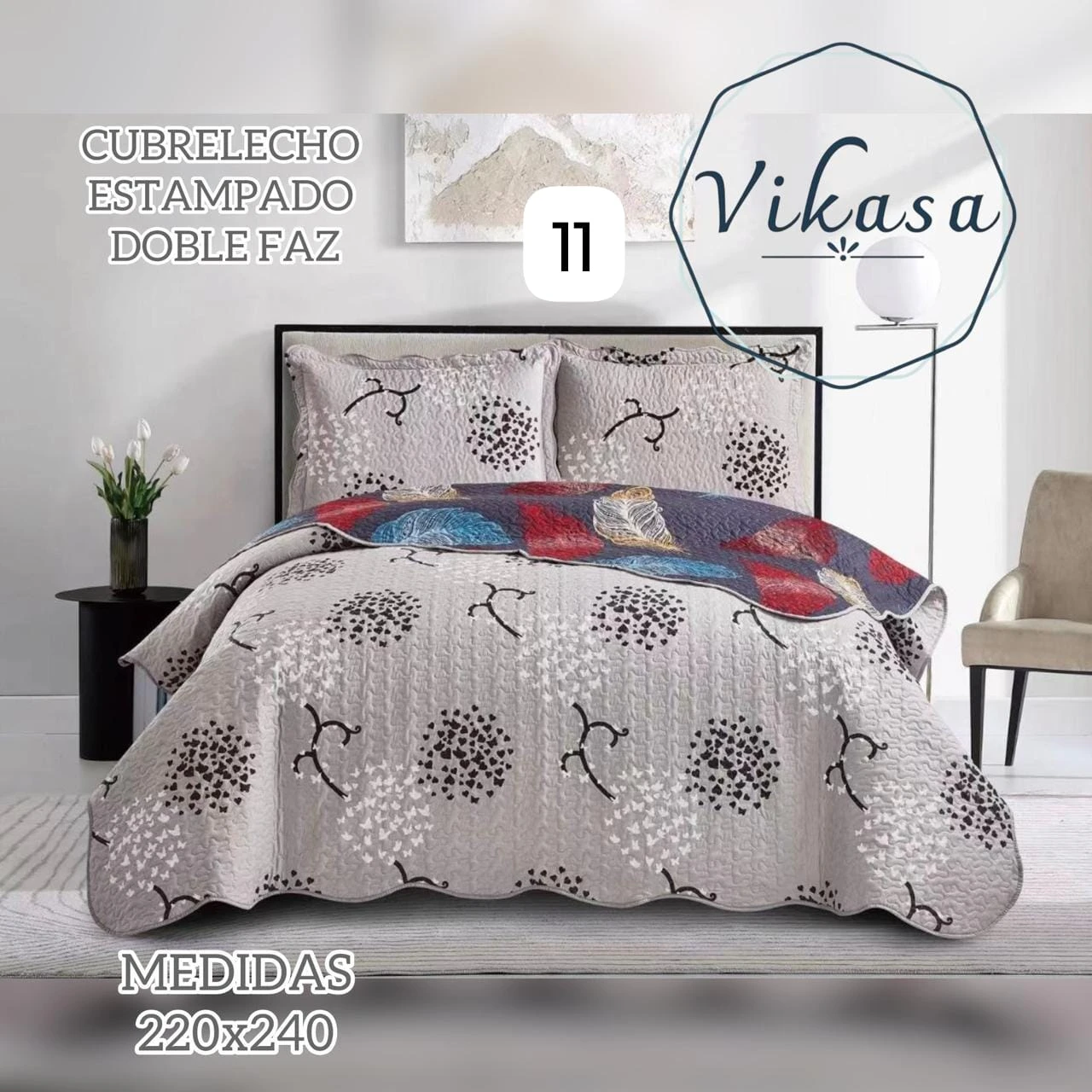 Colcha Vikasa doble faz para cama doble, con estampado floral en tonos neutros y diseño geométrico en azul y rojo. Medidas 220x240 cm.