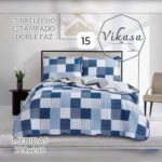 Colcha Vikasa cama doble, diseño patchwork en tonos azules y blancos, con patrón geométrico y textura visible. Medidas 220x240 cm.