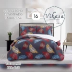 Colcha Vikasa cama doble de doble faz, estampada con plumas en tonos rojos, azules y dorados sobre fondo gris oscuro. Medidas 220x240 cm.