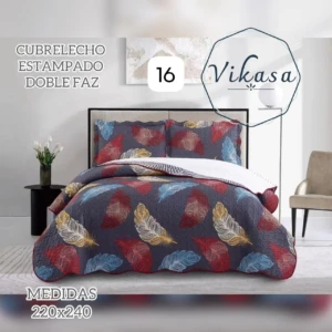 Colcha Vikasa cama doble de doble faz, estampada con plumas en tonos rojos, azules y dorados sobre fondo gris oscuro. Medidas 220x240 cm.