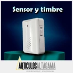 Timbre inalámbrico blanco con sensor de movimiento, sobre pedestal verde oscuro, fondo azul degradado.
