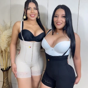 Dos modelos lucen fajas Strapple con cremallera frontal en tonos negro y blanco, combinadas con sujetadores y shorts de encaje, destacando ajuste y soporte para cintura y silueta.