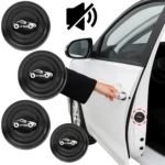 Cuatro topes de silicona negros con diseño de auto, instalados en la bisagra de puerta de vehículo blanco para evitar ruidos y proteger la pintura.