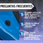 Topes de silicona para puerta de auto en color azul brillante, con acabado liso y botón negro central. Muestra detalles de instalación en carrocería, incluyendo zona de contacto con pintura y textura rugosa del adhesivo. Incluye texto informativo sobre uso y beneficios.