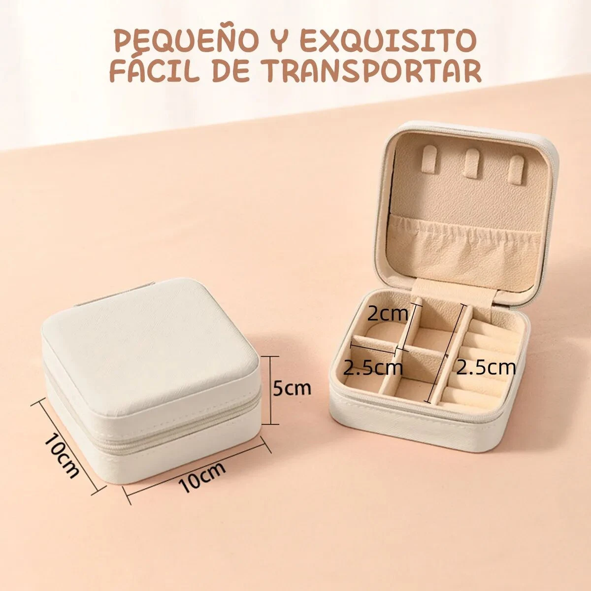 Organizador mini de viaje en color crema, abierto y cerrado, con compartimentos para anillos, collares y pendientes; mide 10x10x5 cm.