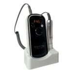 Drill pulidor XSUV-710 en base blanca, con pantalla digital mostrando F45, mango metálico y cable enrollado, listo para uso profesional en manicura.