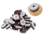 Almohadilla antideslizante con tornillo, base de madera y centro de fieltro gris, ideal para proteger pisos y reducir ruido al mover muebles.