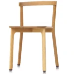 Silla de madera clara con patas rectas y respaldo simple, vista frontal sobre fondo blanco.