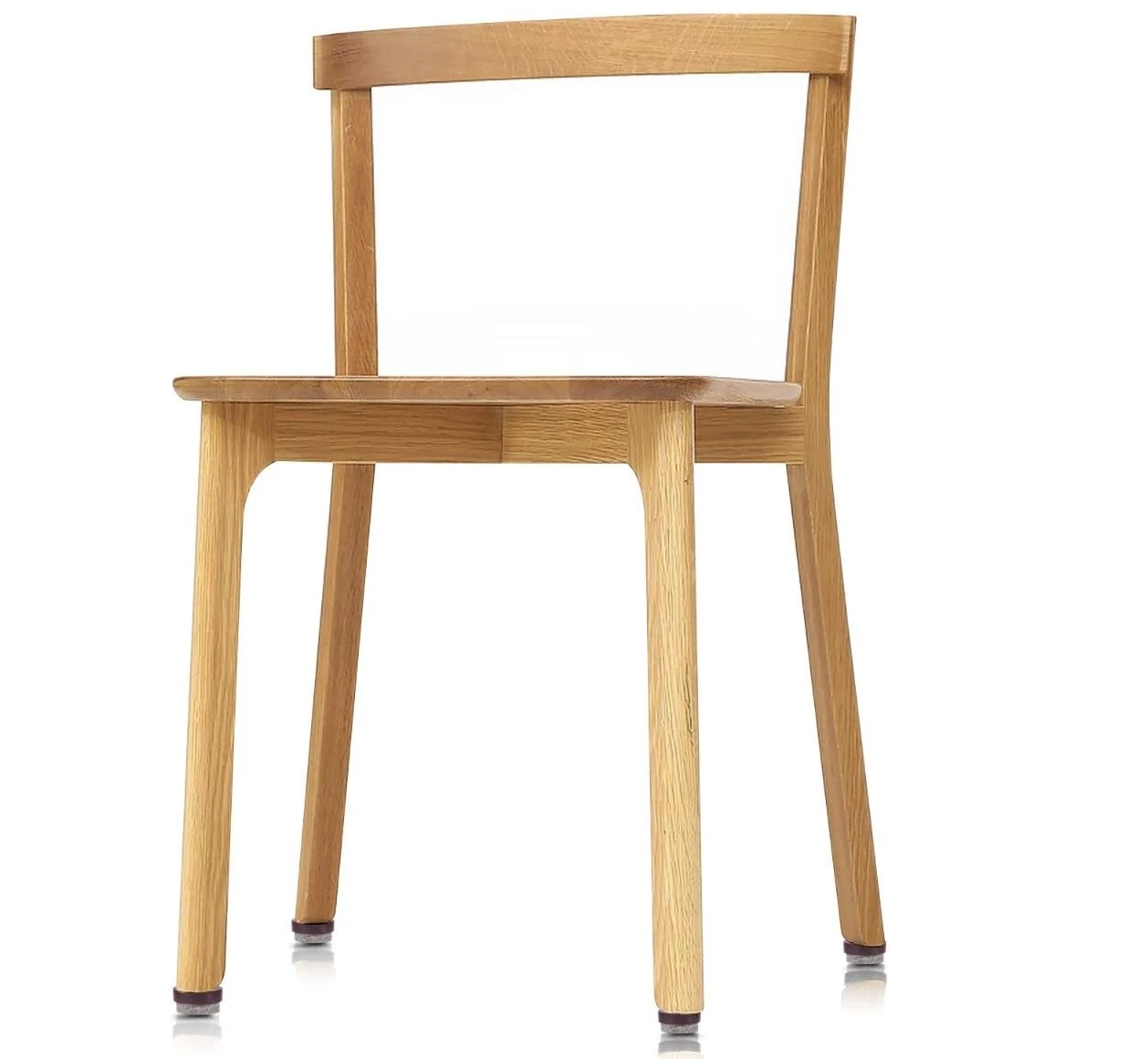 Silla de madera clara con patas rectas y respaldo simple, vista frontal sobre fondo blanco.