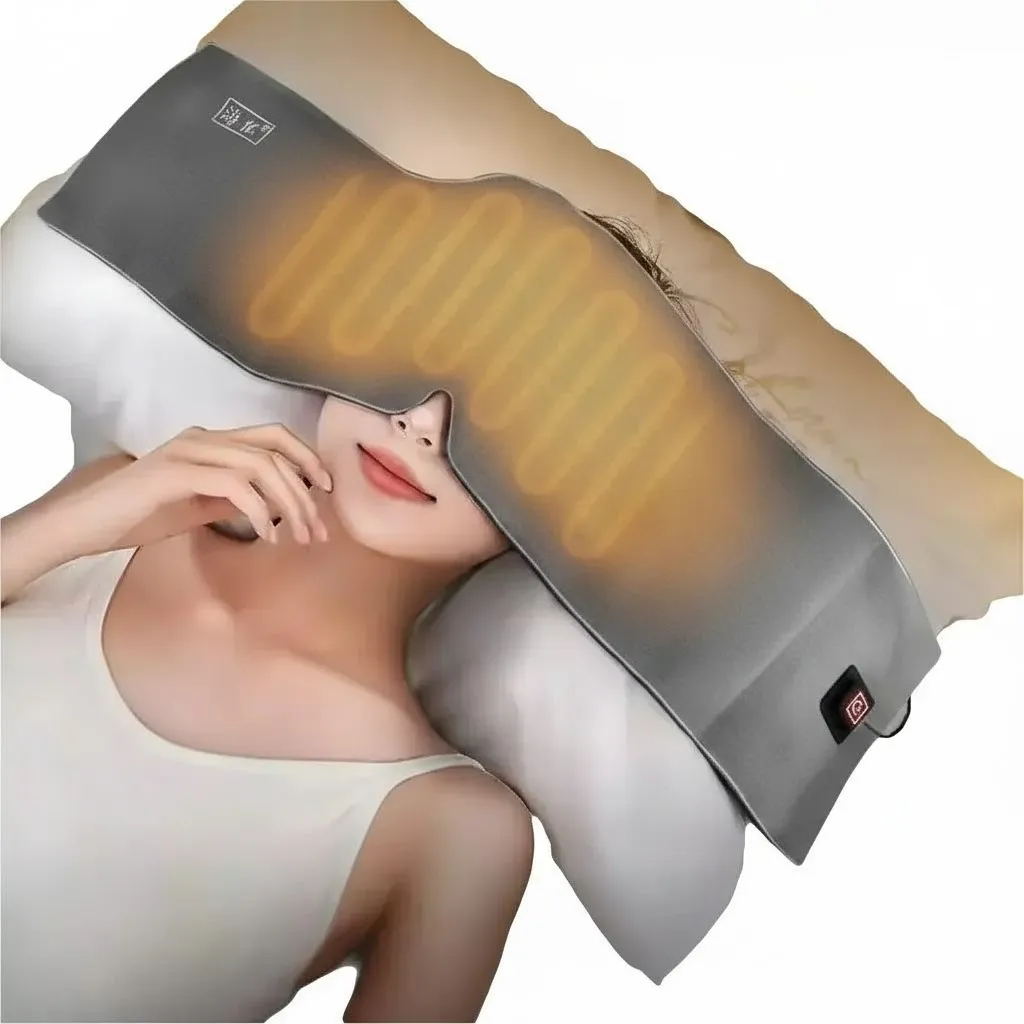 Mujer usando masajeador eléctrico de calor terapéutico en forma de almohada, con luces LED amarillas y panel de control visible.