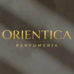 Logotipo dorado de Orientica Perfumería sobre fondo marrón oscuro con textura satinada y efecto de luz diagonal.