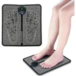 Tapete de masaje para pies con diseño geométrico en gris y negro, mostrando una persona usando el producto y su empaque con indicador digital.