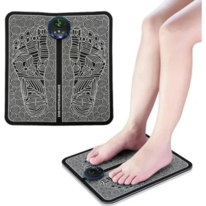 Tapete de masaje para pies con diseño geométrico en gris y negro, mostrando una persona usando el producto y su empaque con indicador digital.