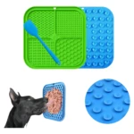 Set de dos comederos de silicona con textura antideslizante y protuberancias para ralentizar la alimentación de mascotas, en verde y azul, con espátula incluida.