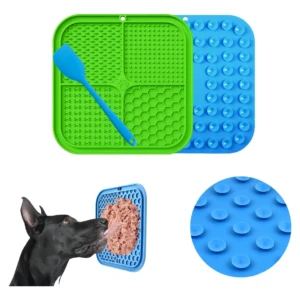 Set de dos comederos de silicona con textura antideslizante y protuberancias para ralentizar la alimentación de mascotas, en verde y azul, con espátula incluida.